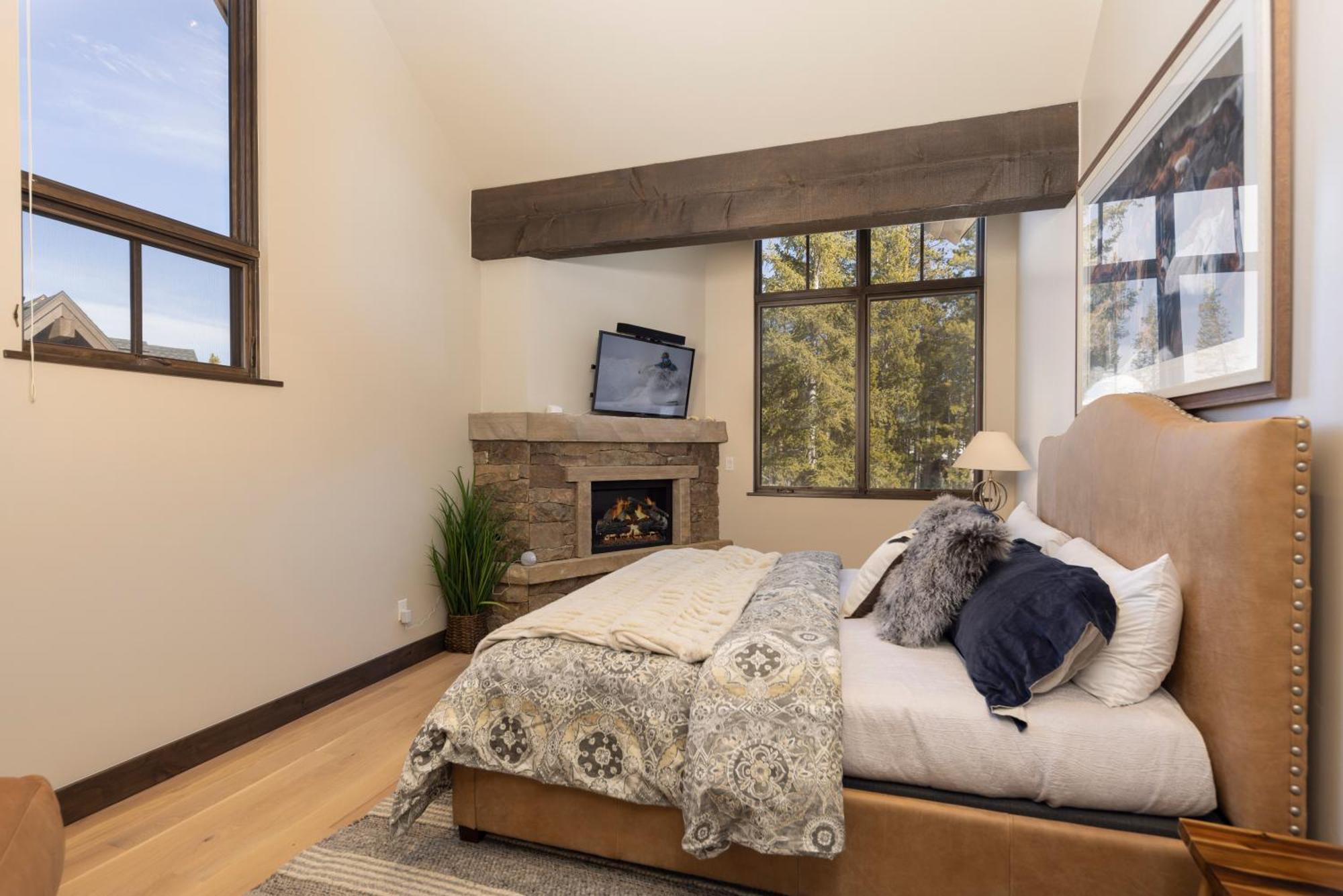 Holiday home Steps From Shuttle! Stunning Views! Luxury Finishes, Backs To Nordic Trails, Easy Access To Peak 8! *