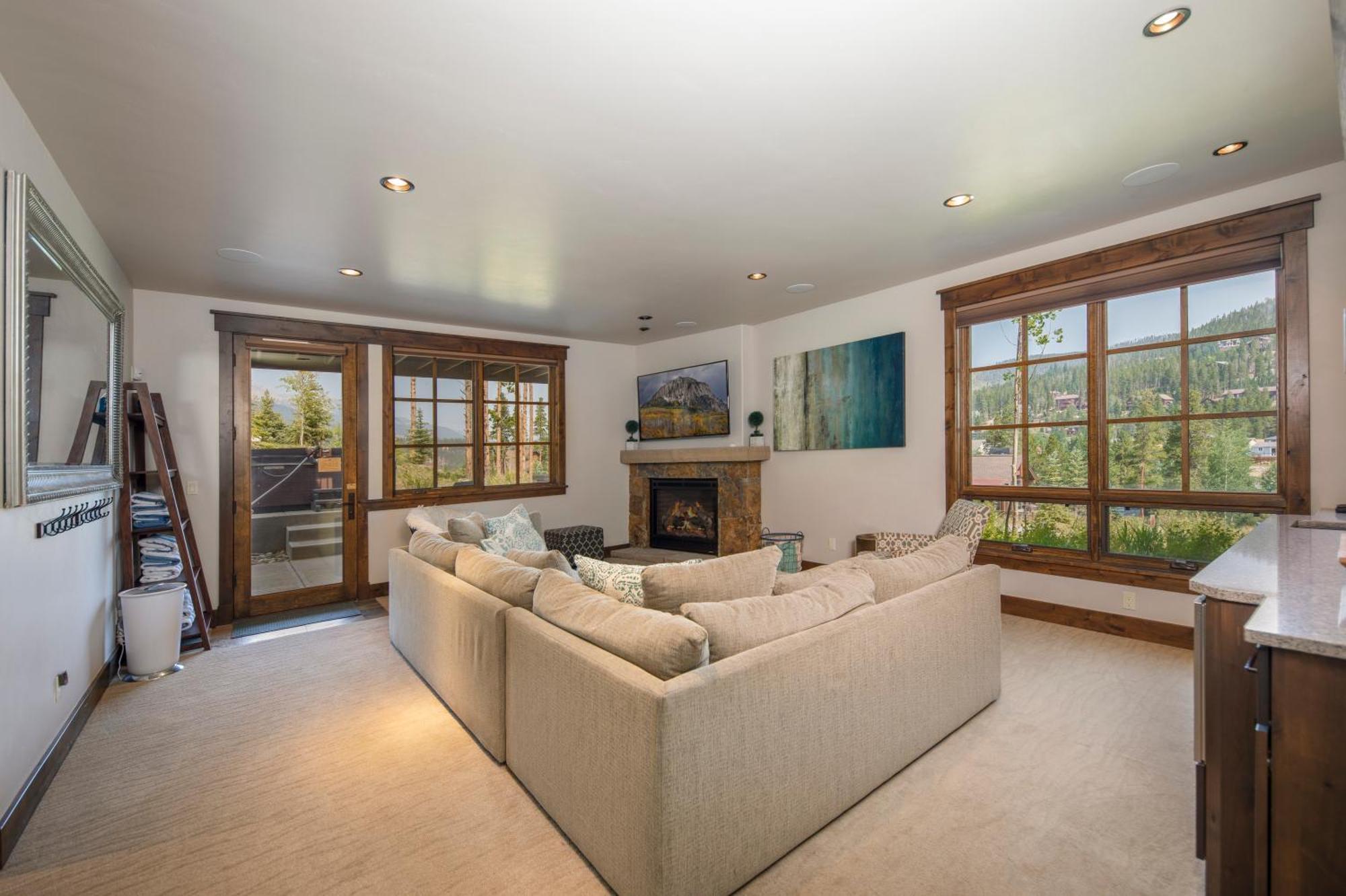 Gorgeous Modern Estate Private Shuttle! Hot Tub, Hiking Trail To Town, Fire Pit, Even A Sonic Ice Maker!! *