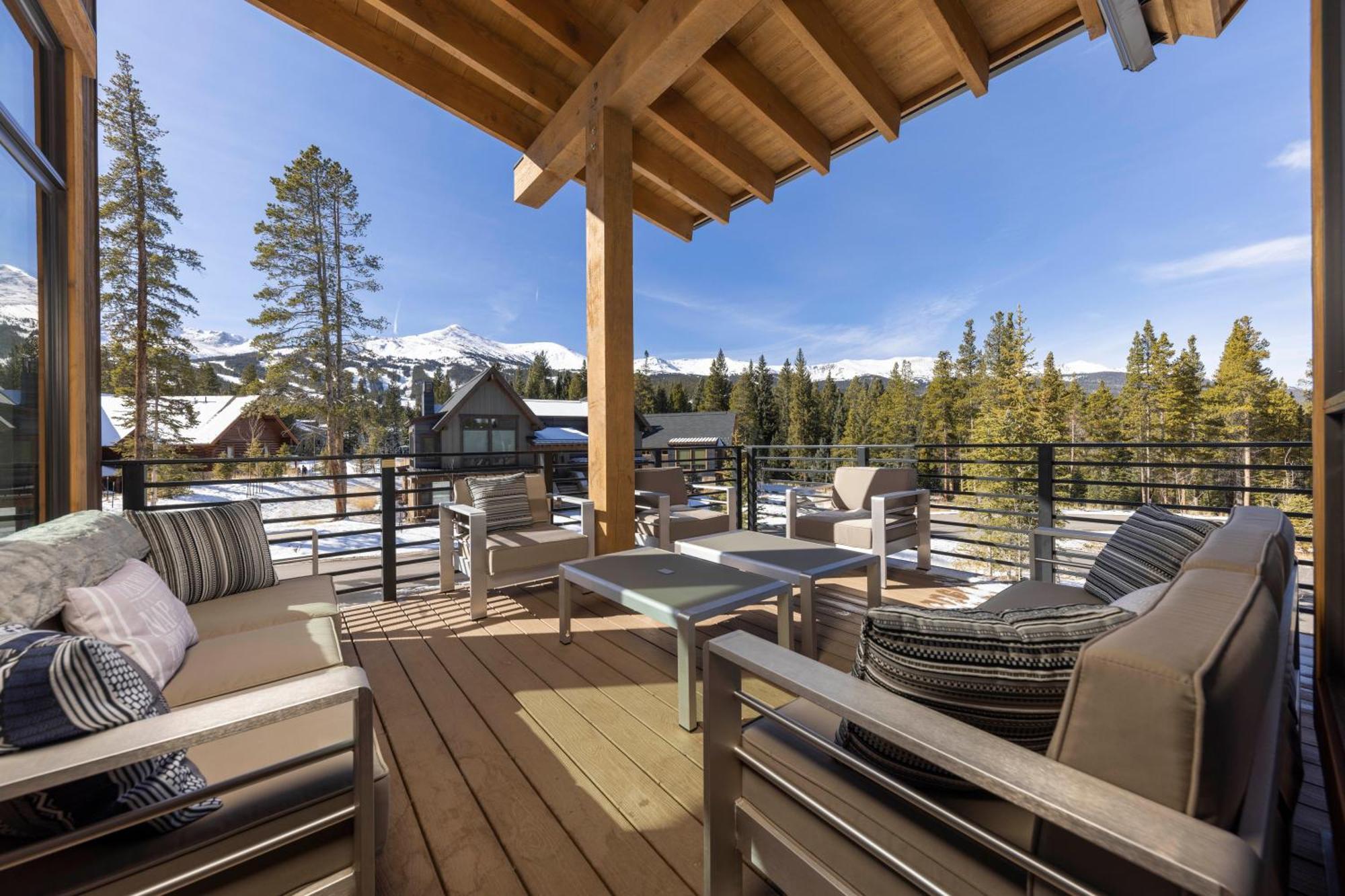 Holiday home Steps From Shuttle! Stunning Views! Luxury Finishes, Backs To Nordic Trails, Easy Access To Peak 8! *