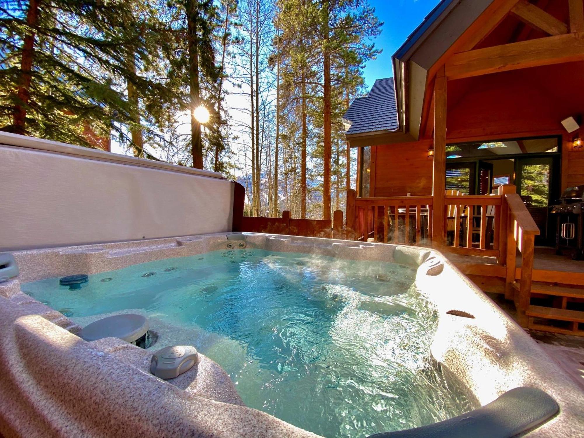Walking Distance To Downtown Breck, Stunning Panorama, Hot Tub, Foosball, Arcade Machine! Holiday home Breckenridge