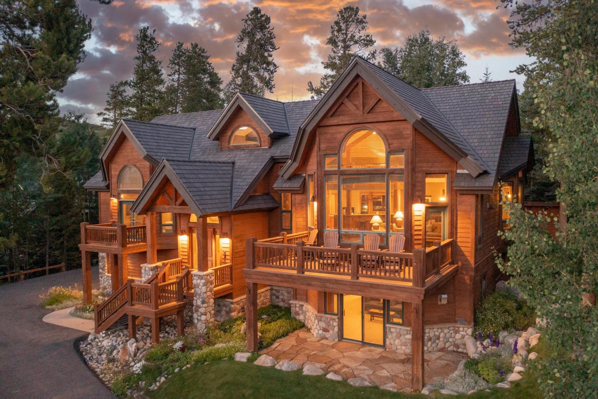Walking Distance To Downtown Breck, Stunning Panorama, Hot Tub, Foosball, Arcade Machine! * Breckenridge