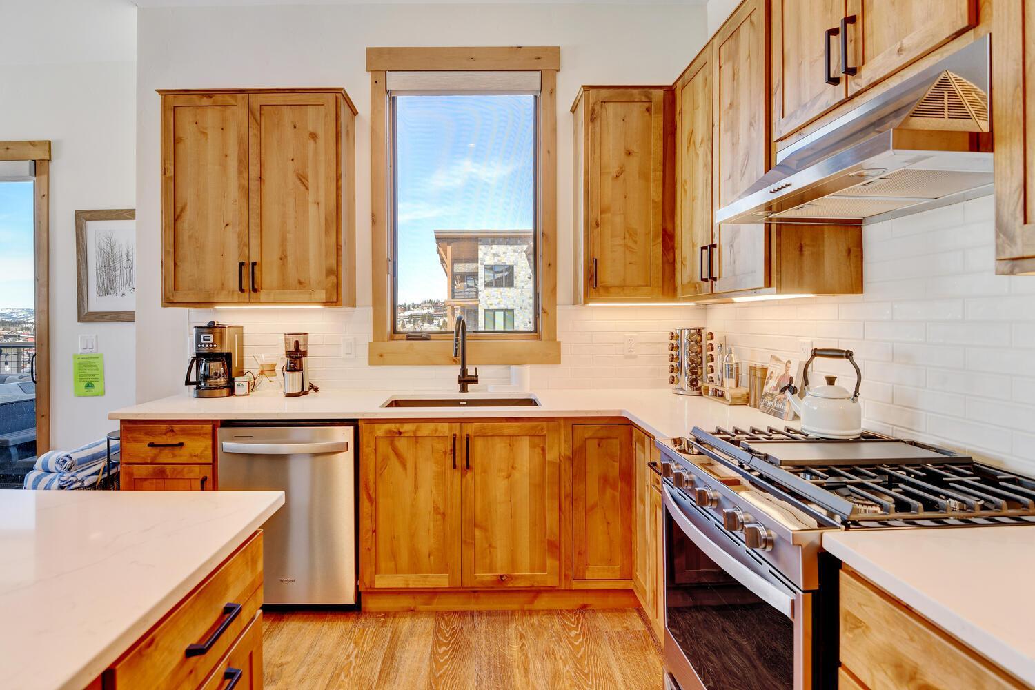New Lux Elk Creek E201 With Hot Tub & Great Views / Price - $500 Free Activities Daily Holiday home Fraser