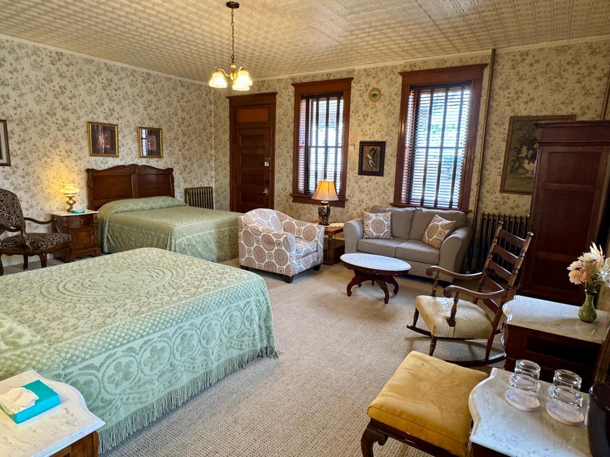 Hospitality House & Travel Park Hotel 3*