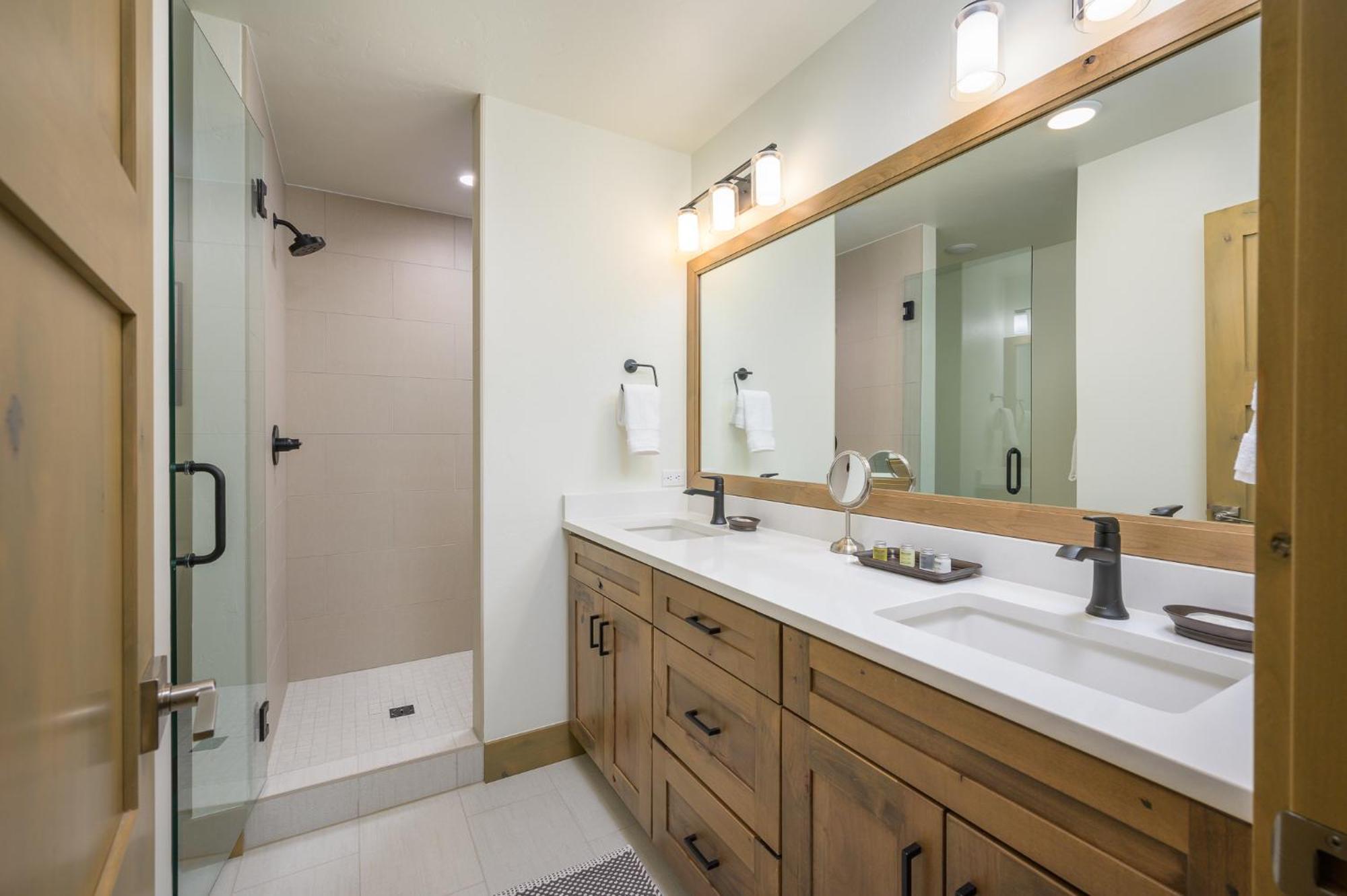 New Luxury 402 Next To / Hot Tub & Views / Price - $500 Free Activities Daily Winter Park