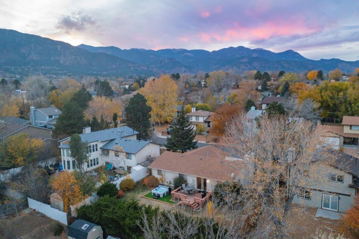 Casa de férias 3bd Cheyenne Mountain W Hot Tub & Grill