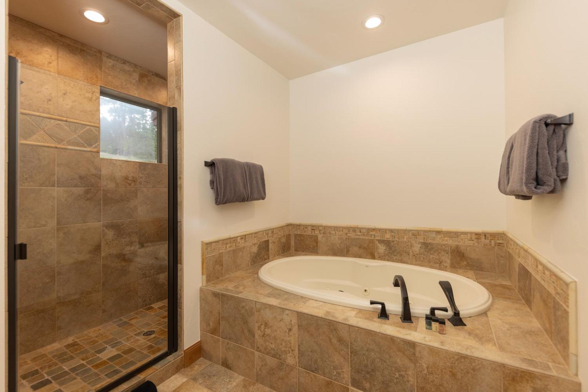 Warm And Luxurious, Spectacular Views, En-suites, Hot Tub, Shuffle Board, Arcade Machine!! Holiday home Breckenridge