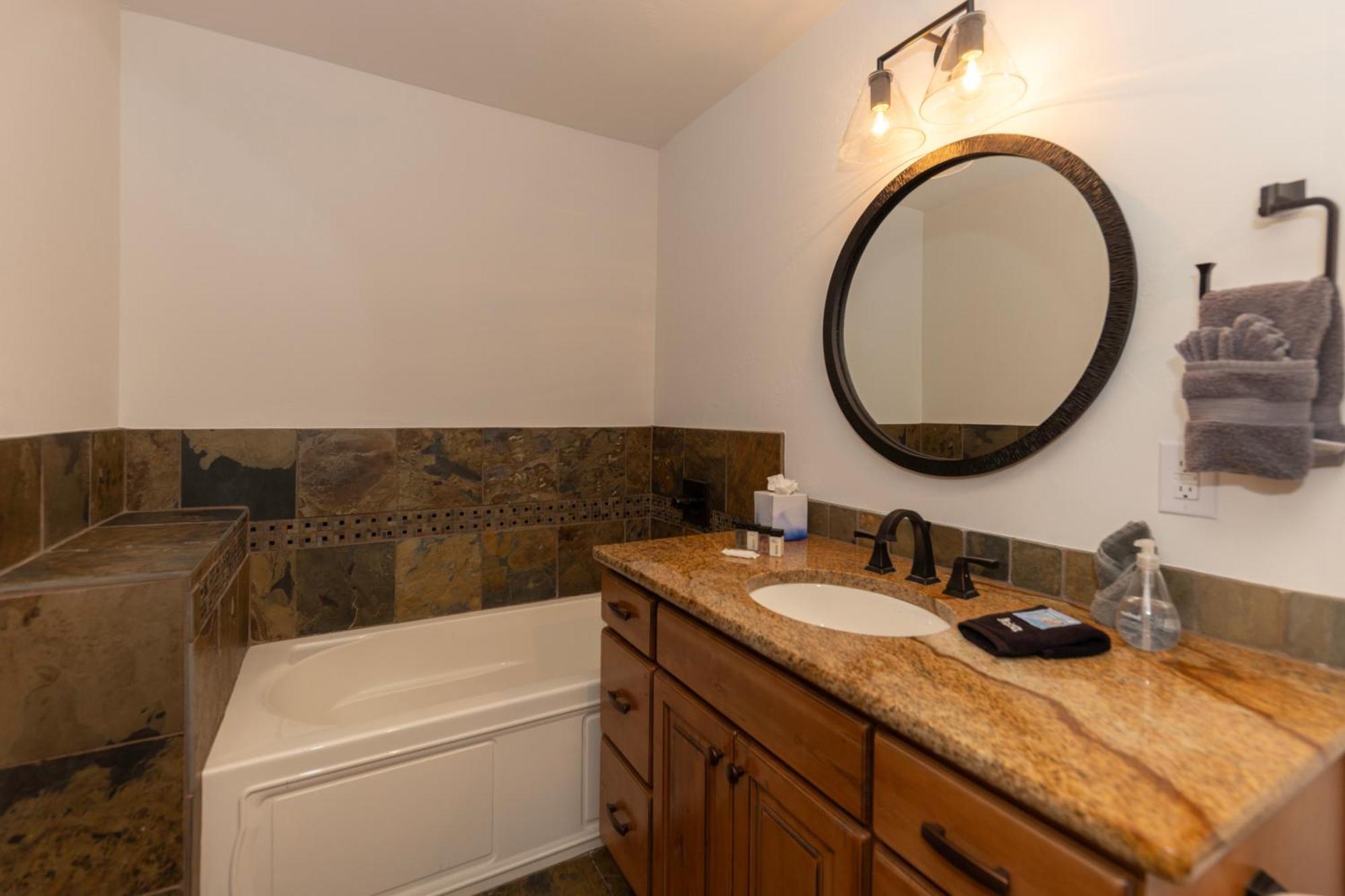 Holiday home Warm And Luxurious, Spectacular Views, En-suites, Hot Tub, Shuffle Board, Arcade Machine!! *