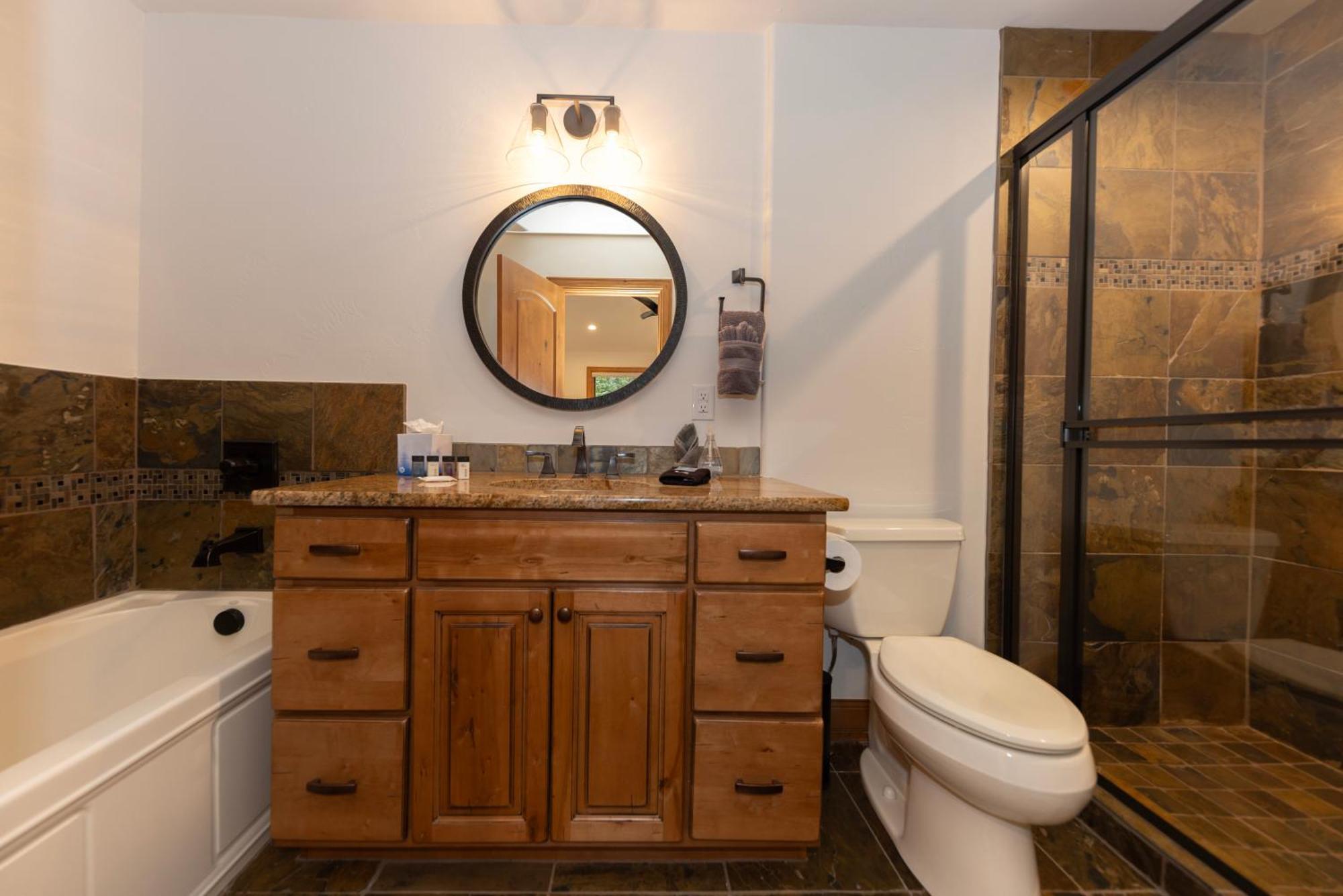Warm And Luxurious, Spectacular Views, En-suites, Hot Tub, Shuffle Board, Arcade Machine!!