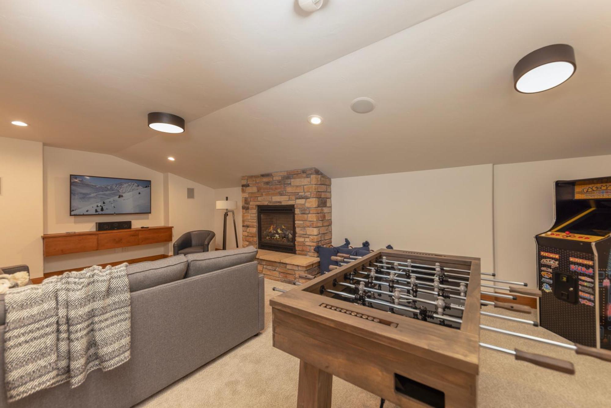 Warm And Luxurious, Spectacular Views, En-suites, Hot Tub, Shuffle Board, Arcade Machine!! *