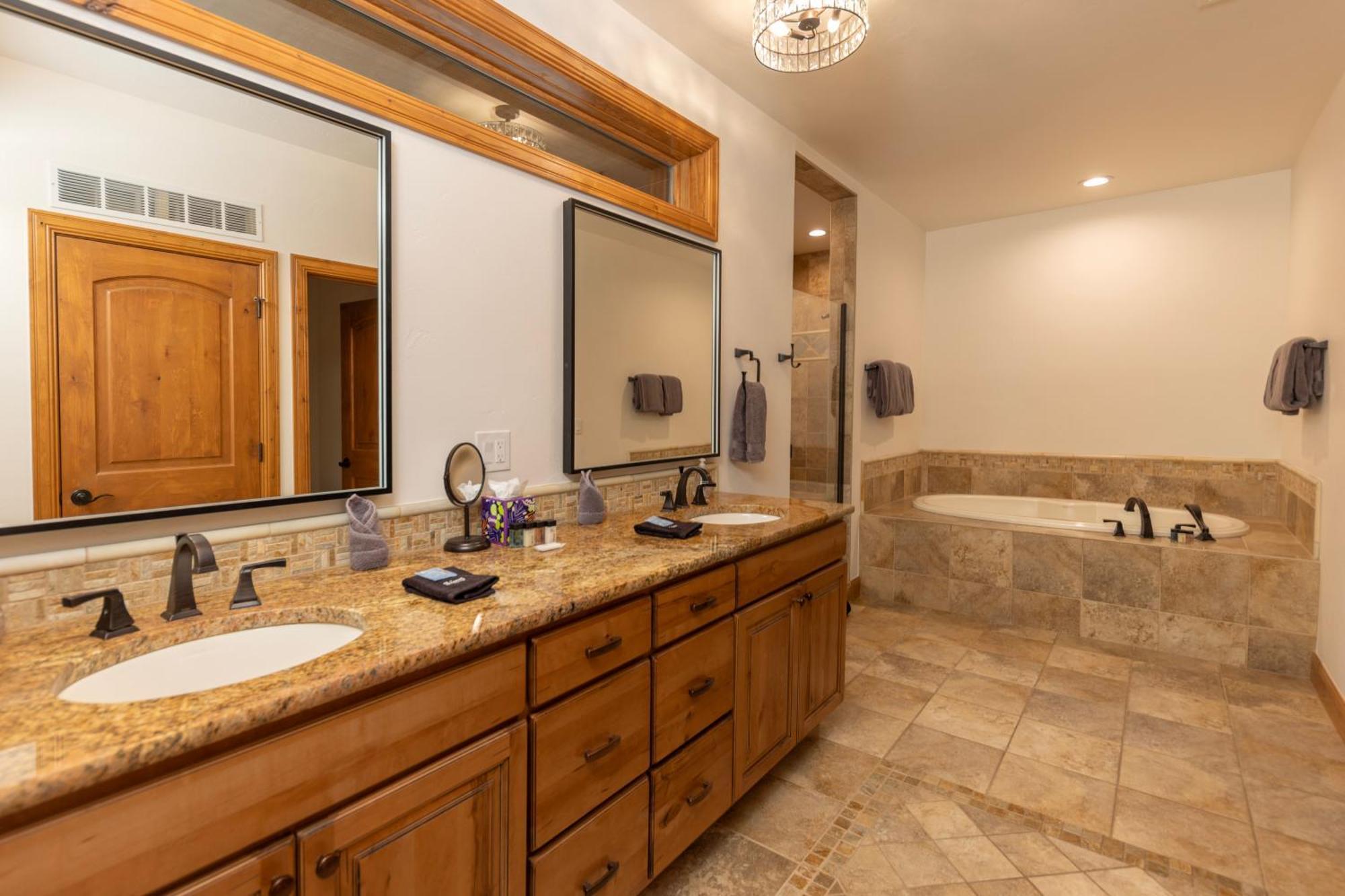 Warm And Luxurious, Spectacular Views, En-suites, Hot Tub, Shuffle Board, Arcade Machine!! Holiday home Breckenridge