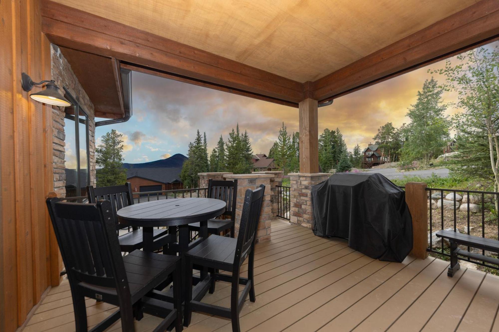 Warm And Luxurious, Spectacular Views, En-suites, Hot Tub, Shuffle Board, Arcade Machine!!