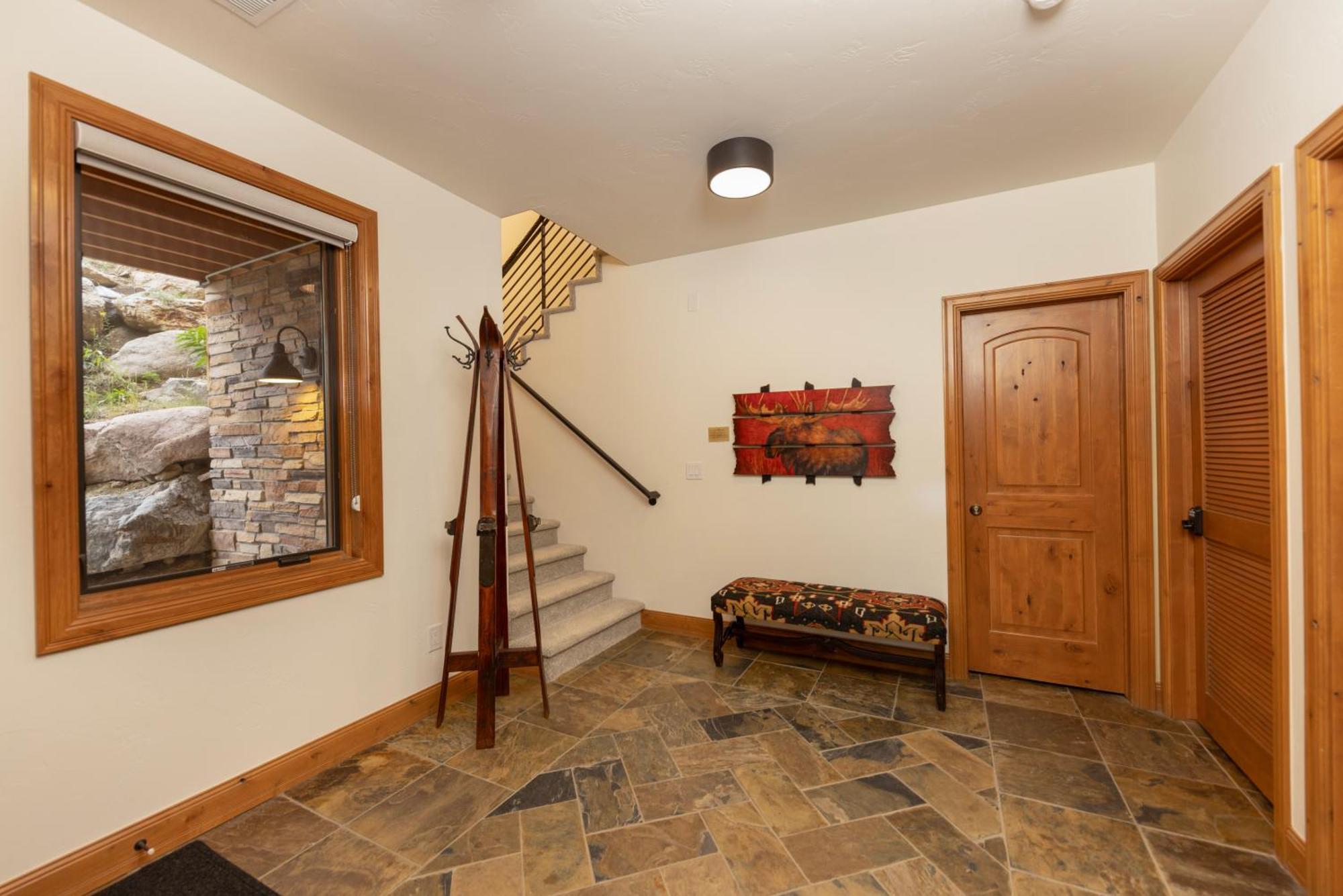 Warm And Luxurious, Spectacular Views, En-suites, Hot Tub, Shuffle Board, Arcade Machine!!
