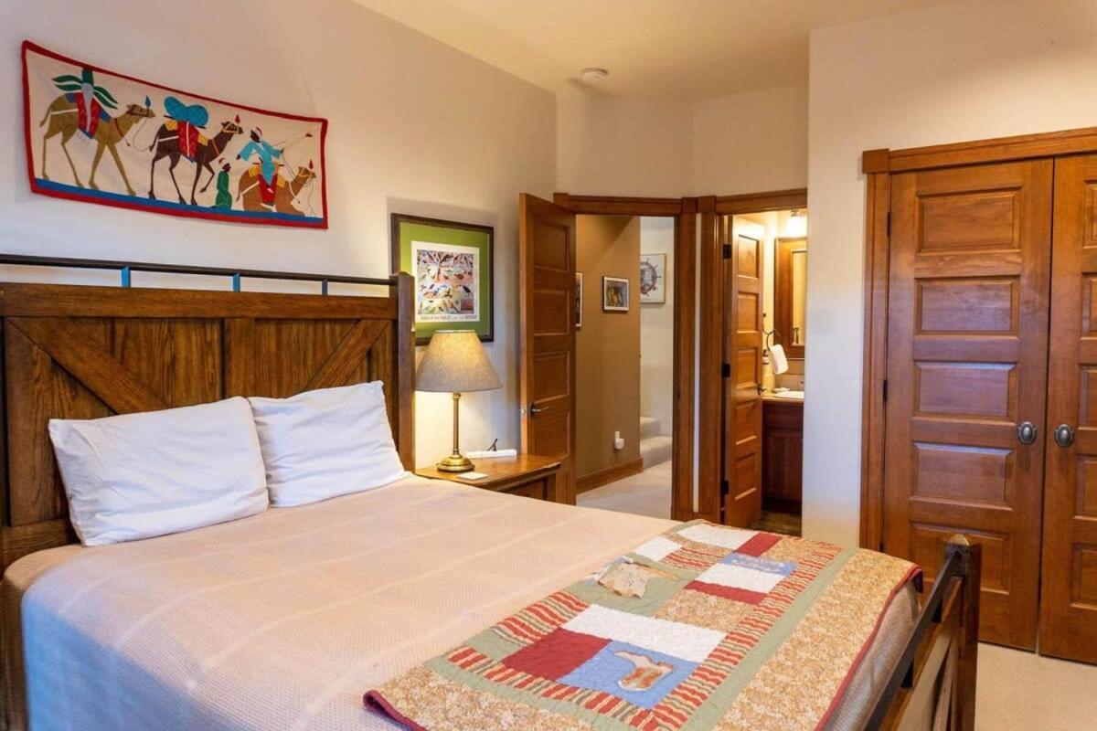 Luxurious 4br Retreat With Hot Tub Near Gold Course Breckenridge