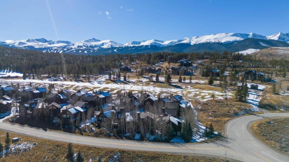 Luxurious 4br Retreat With Hot Tub Near Gold Course
