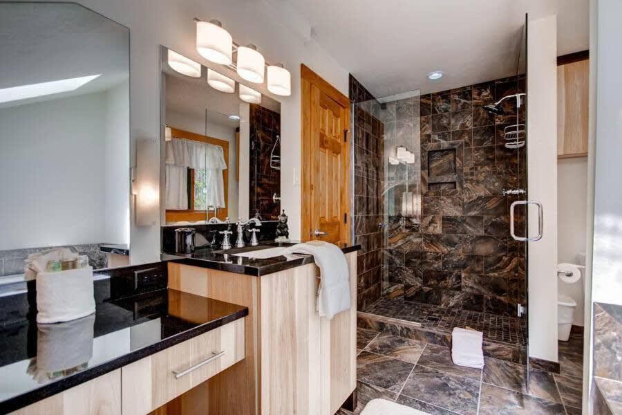 5br In Out Mountain Getaway With Hot Tub And Views