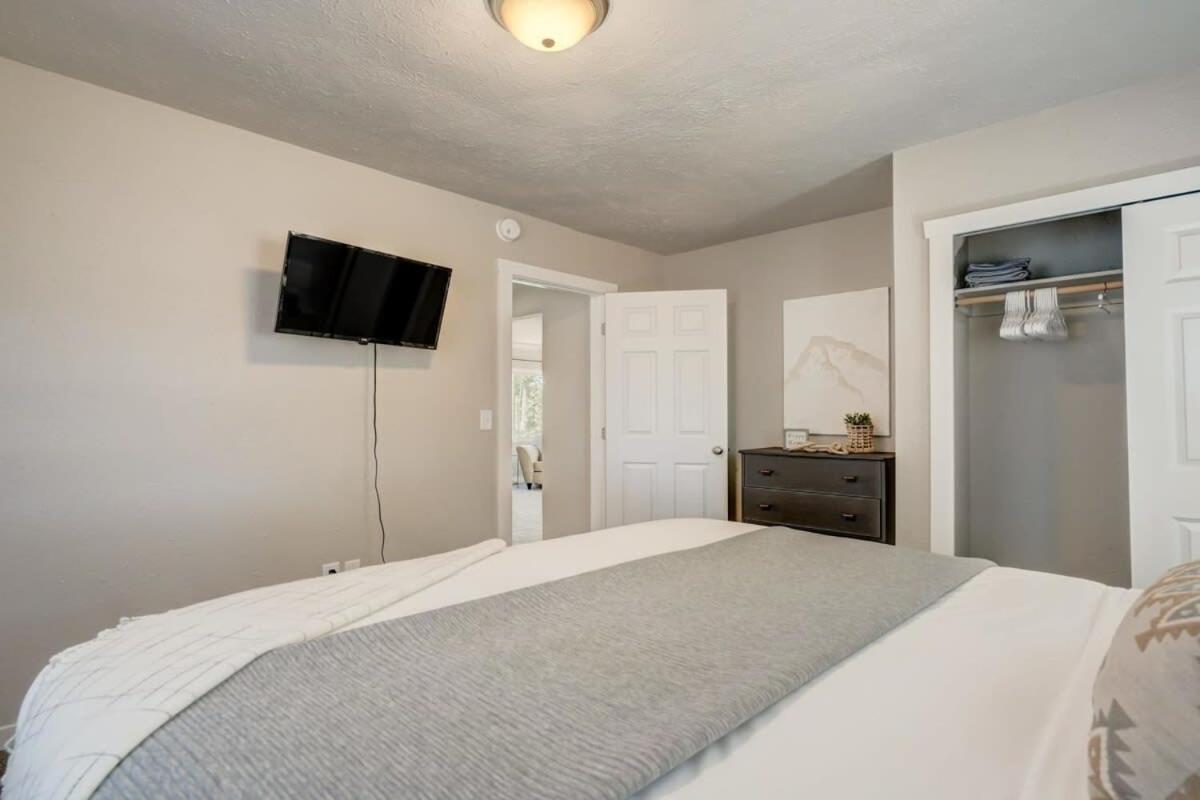 Newly Built 3bd Retreat W Mtn Views & Game Holiday home Colorado Springs