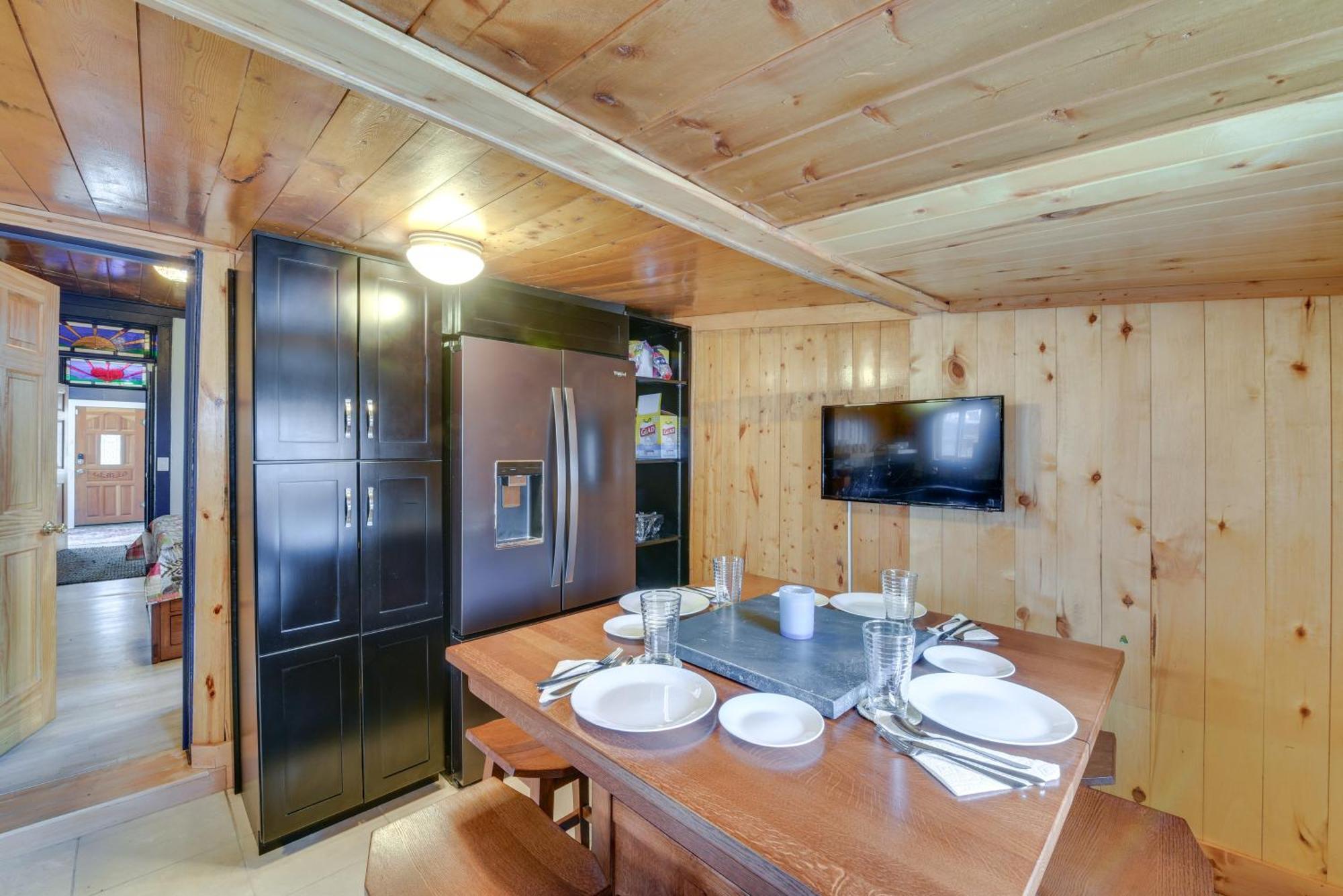 Downtown With Fireplace And Yard! Salida
