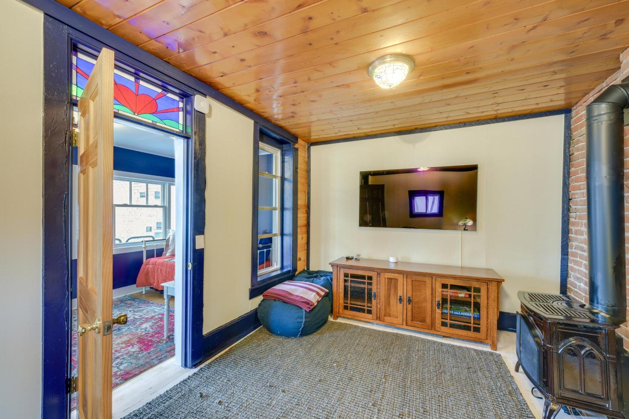 Downtown With Fireplace And Yard! Salida
