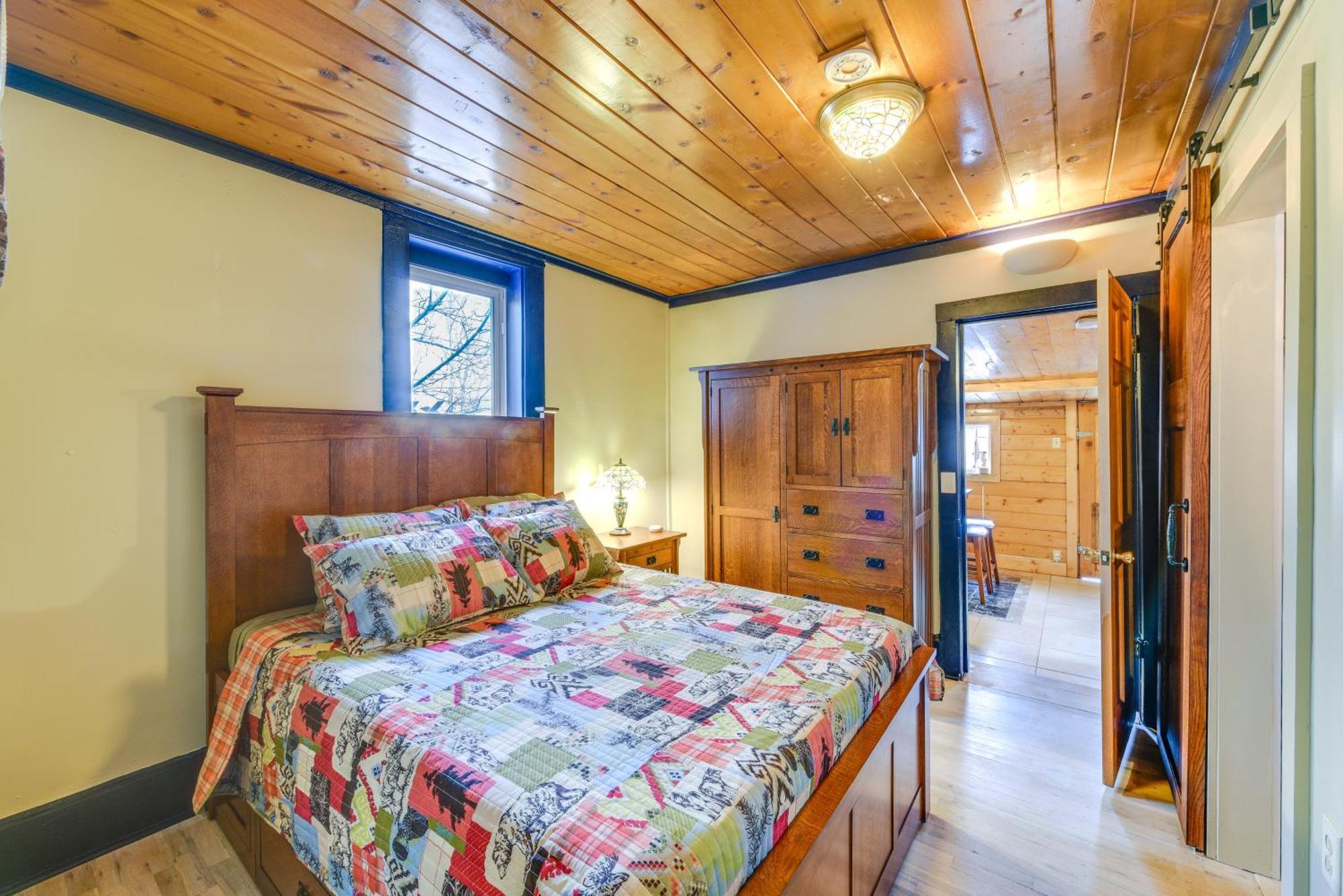Downtown With Fireplace And Yard! * Salida