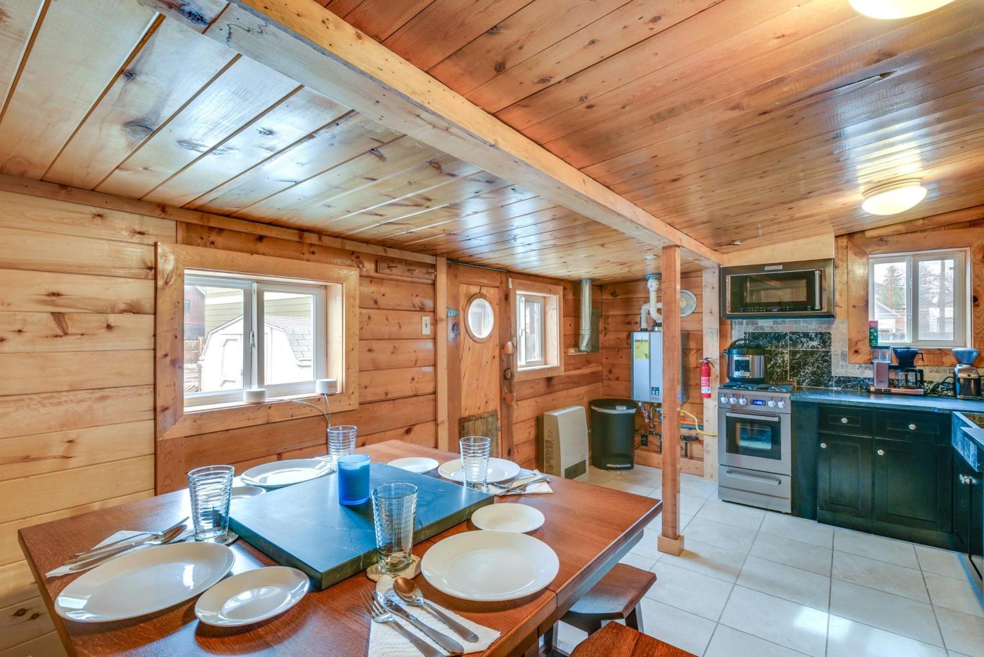 Downtown With Fireplace And Yard! Salida