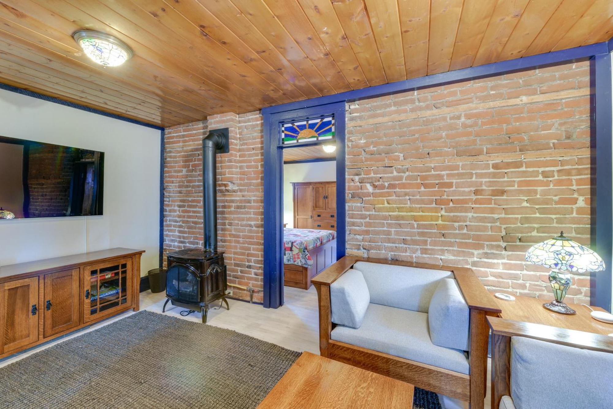 Downtown With Fireplace And Yard! * Salida