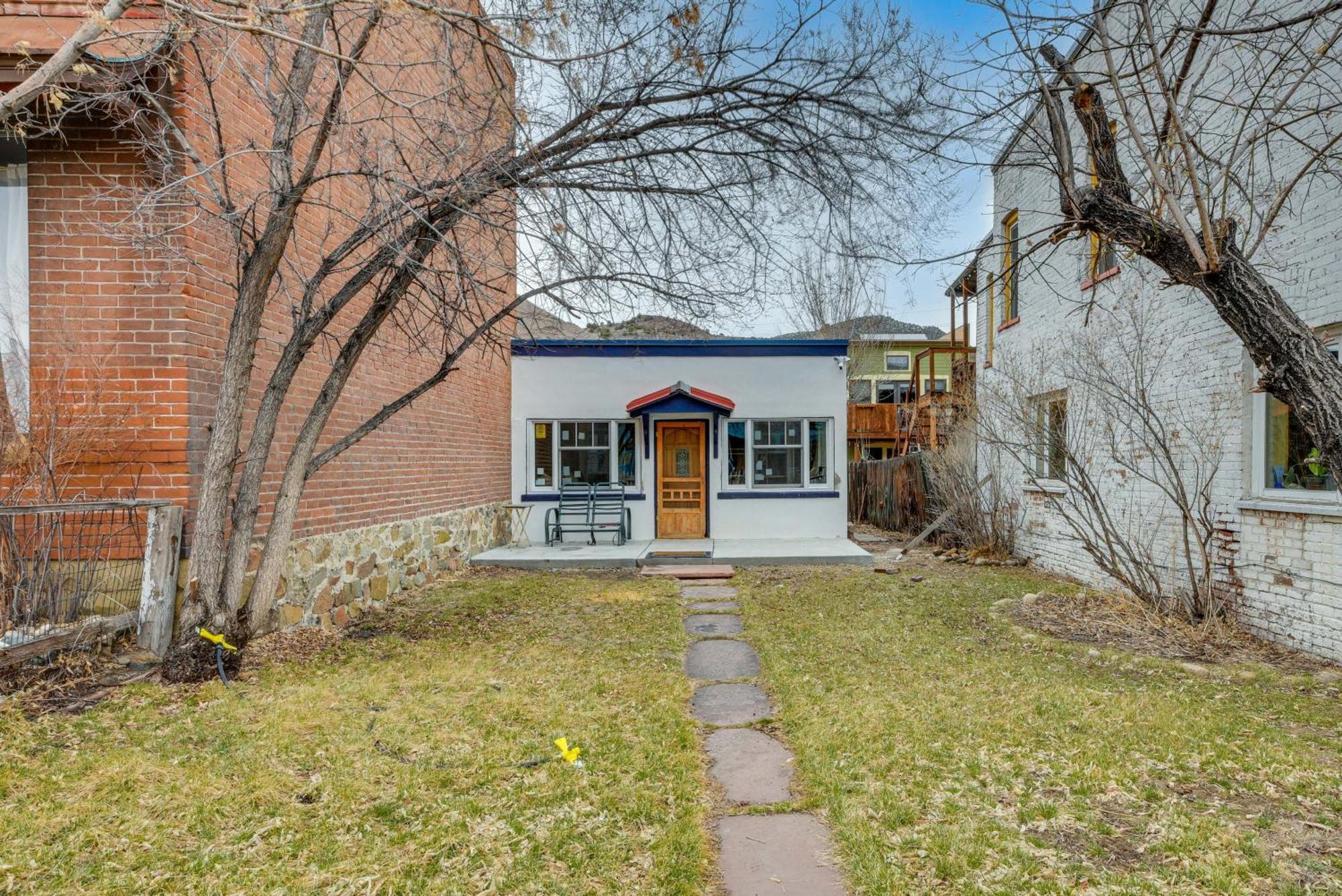 Downtown With Fireplace And Yard! * Salida