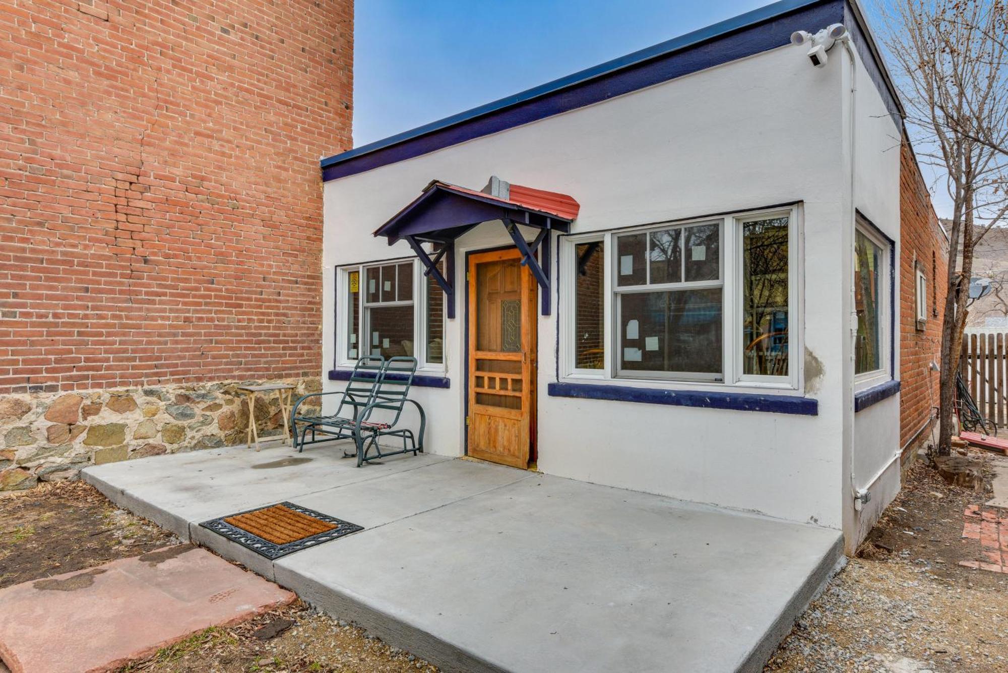 Downtown With Fireplace And Yard! Salida