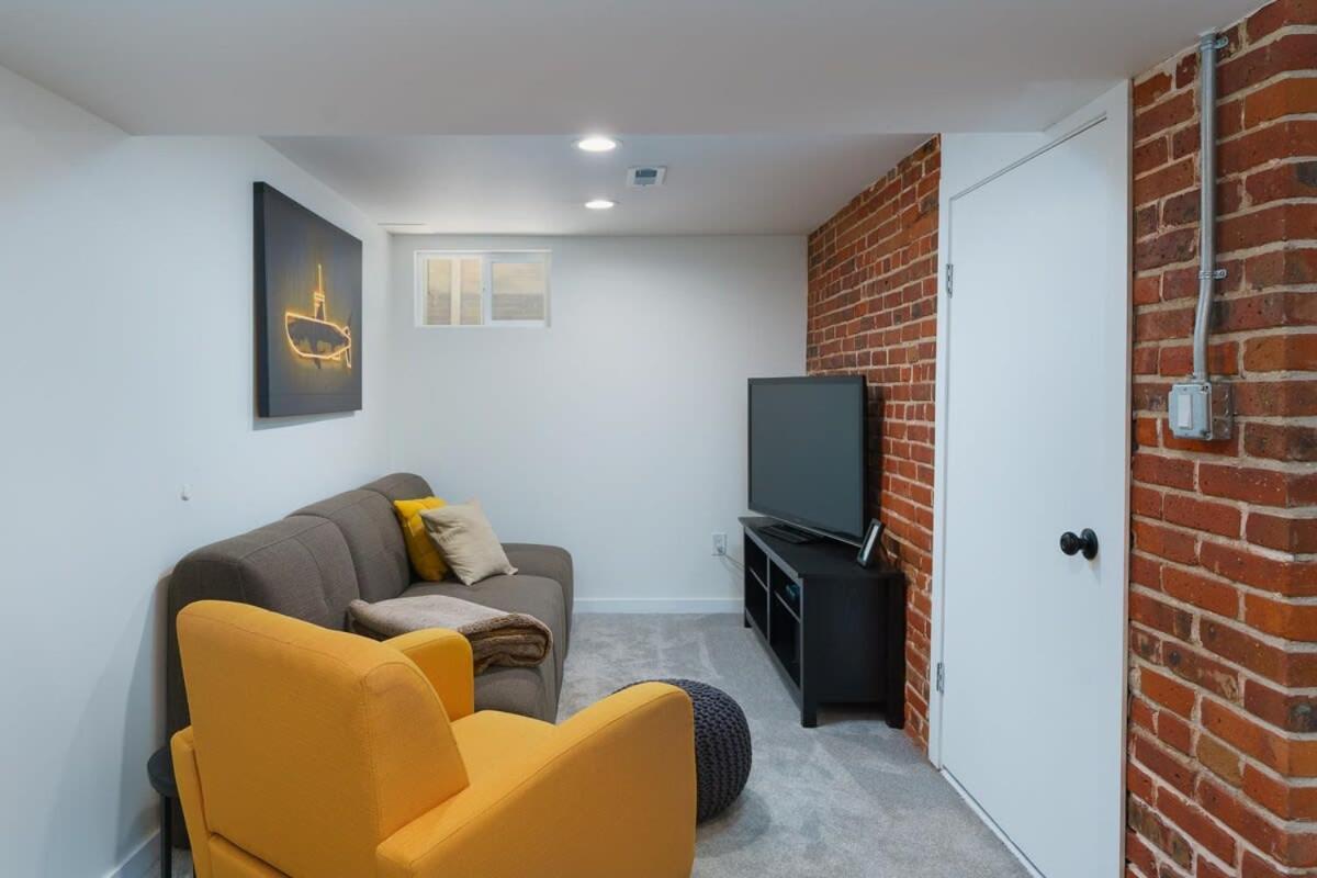 Apartment Sleek & Stylish Apt Steps From Bluebird Theater *
