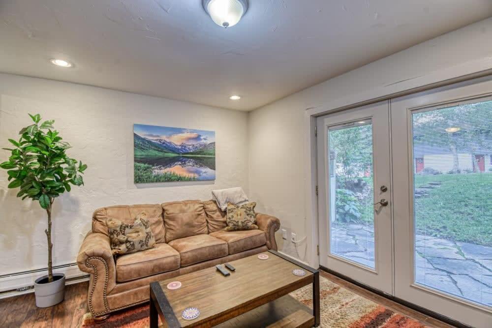 Modernized 2 Bedroom Minutes From Casa de férias