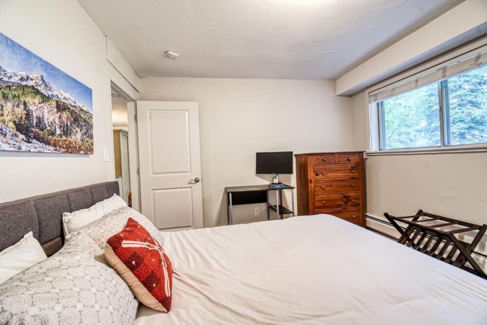 Modernized 2 Bedroom Minutes From