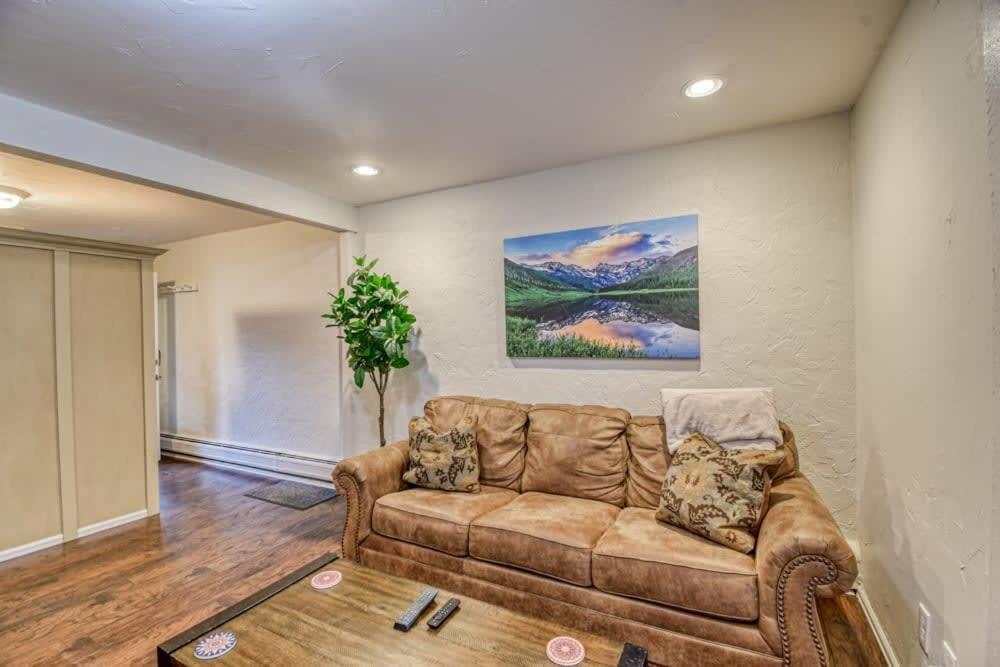 Modernized 2 Bedroom Minutes From Casa de férias *
