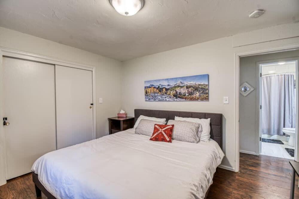 Modernized 2 Bedroom Minutes From * Vail