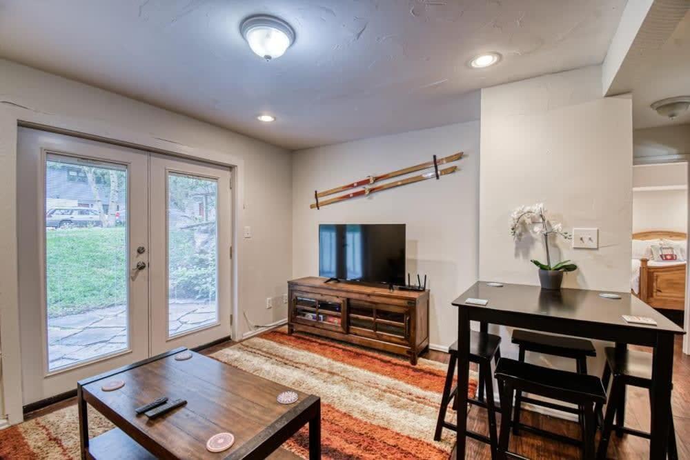 Modernized 2 Bedroom Minutes From Casa de férias *