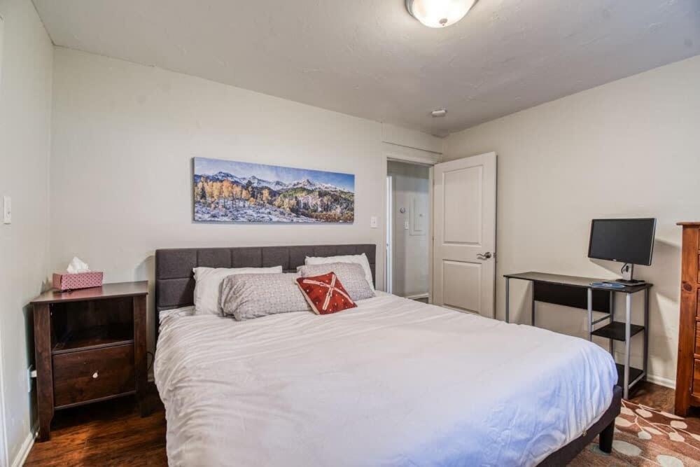 Modernized 2 Bedroom Minutes From Casa de férias Vail