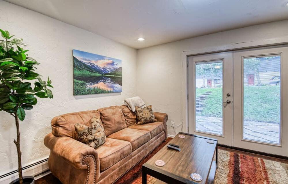 Modernized 2 Bedroom Minutes From Vail