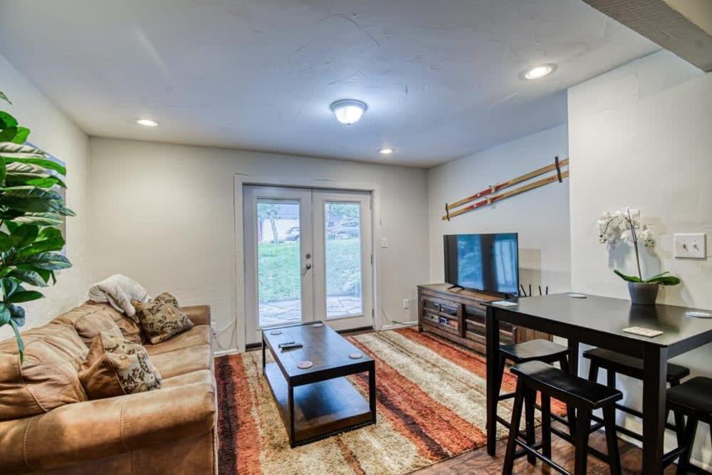 Modernized 2 Bedroom Minutes From Casa de férias