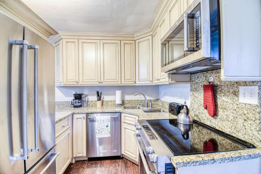 Modernized 2 Bedroom Minutes From Casa de férias *