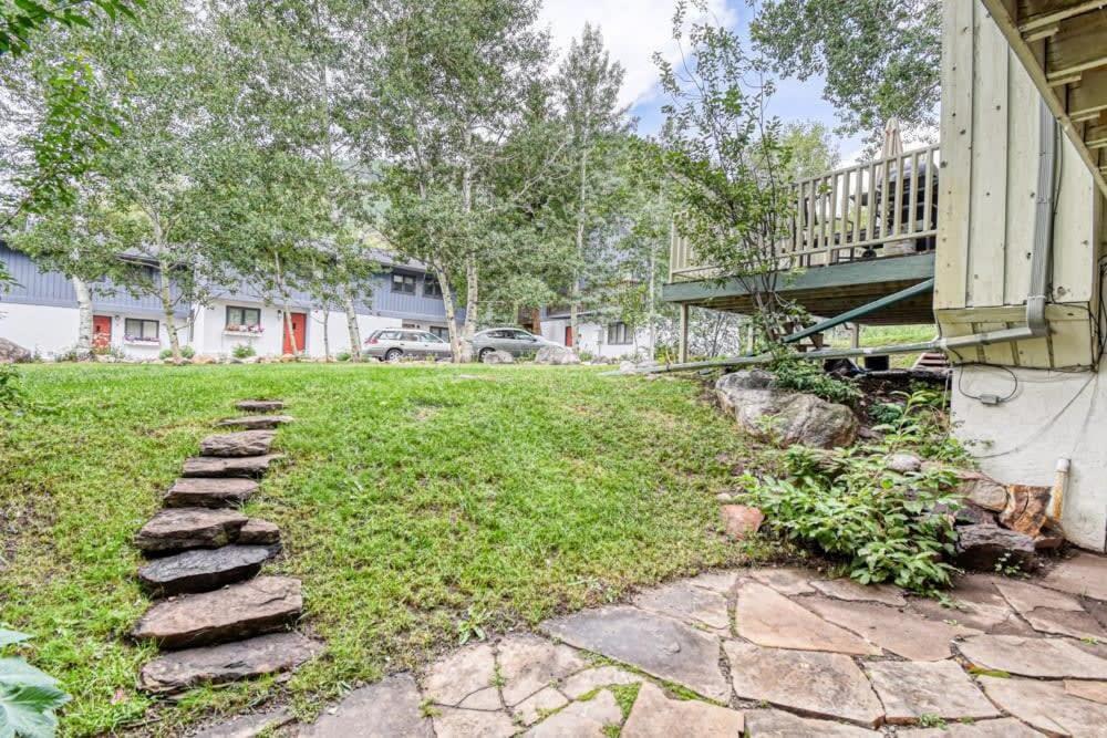 Modernized 2 Bedroom Minutes From Casa de férias