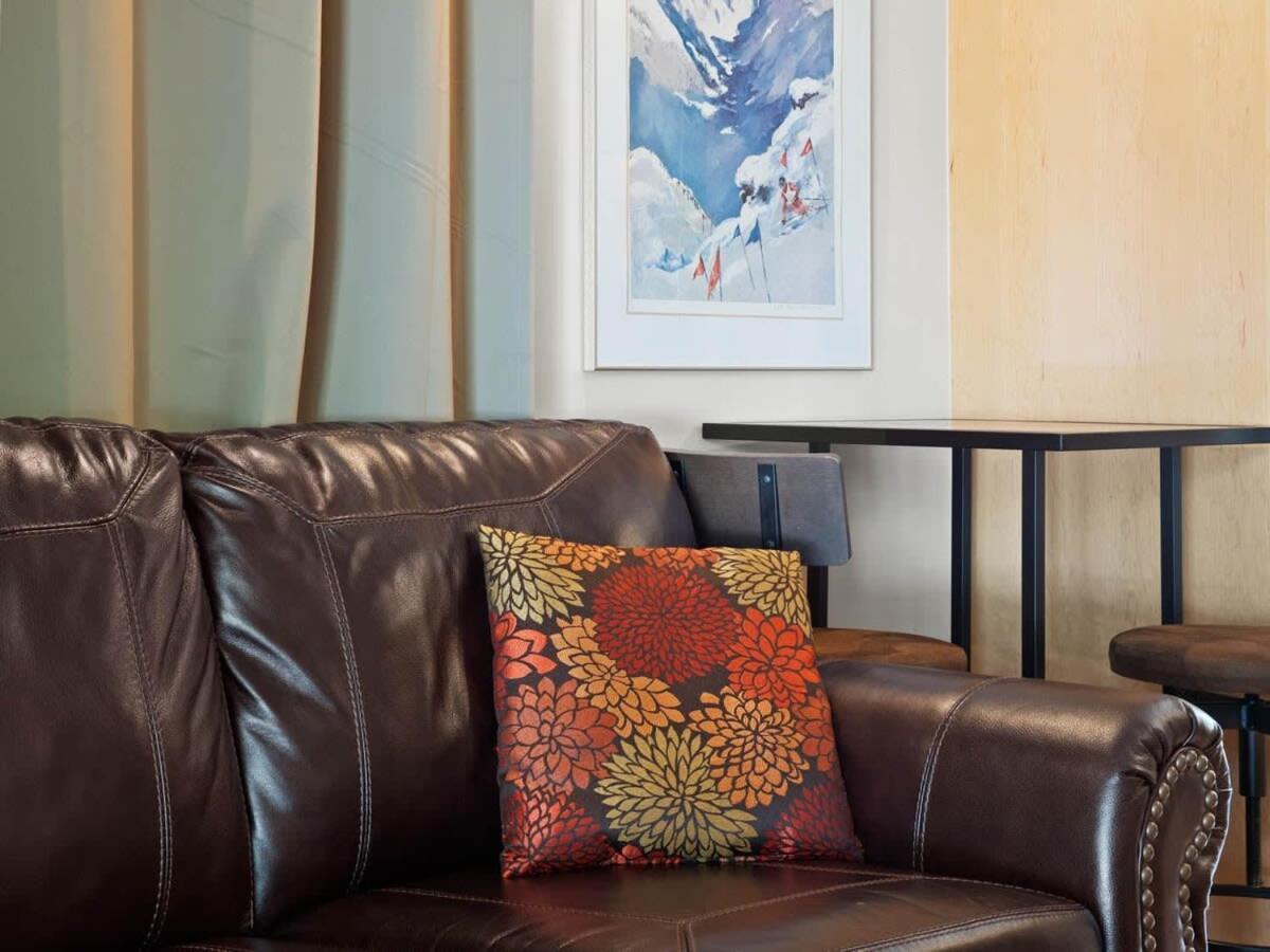 Relaxing 2 Bedroom Steps From *