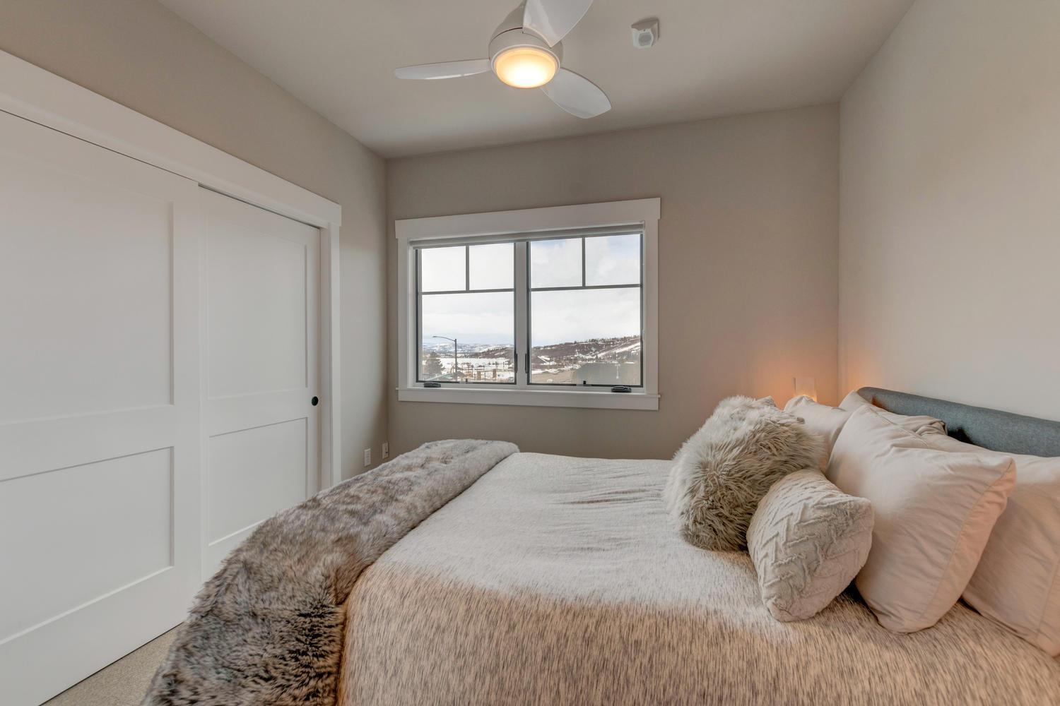 New Luxury Loft #1 With Huge Hot Tub & Great Views - 500 Dollars Of Free Activities & Equipment Daily