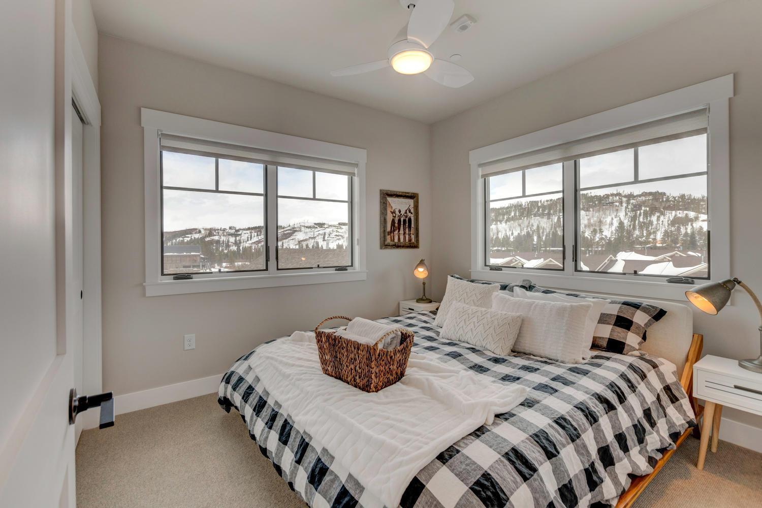Holiday home New Luxury Loft #1 With Huge Hot Tub & Great Views - 500 Dollars Of Free Activities & Equipment Daily
