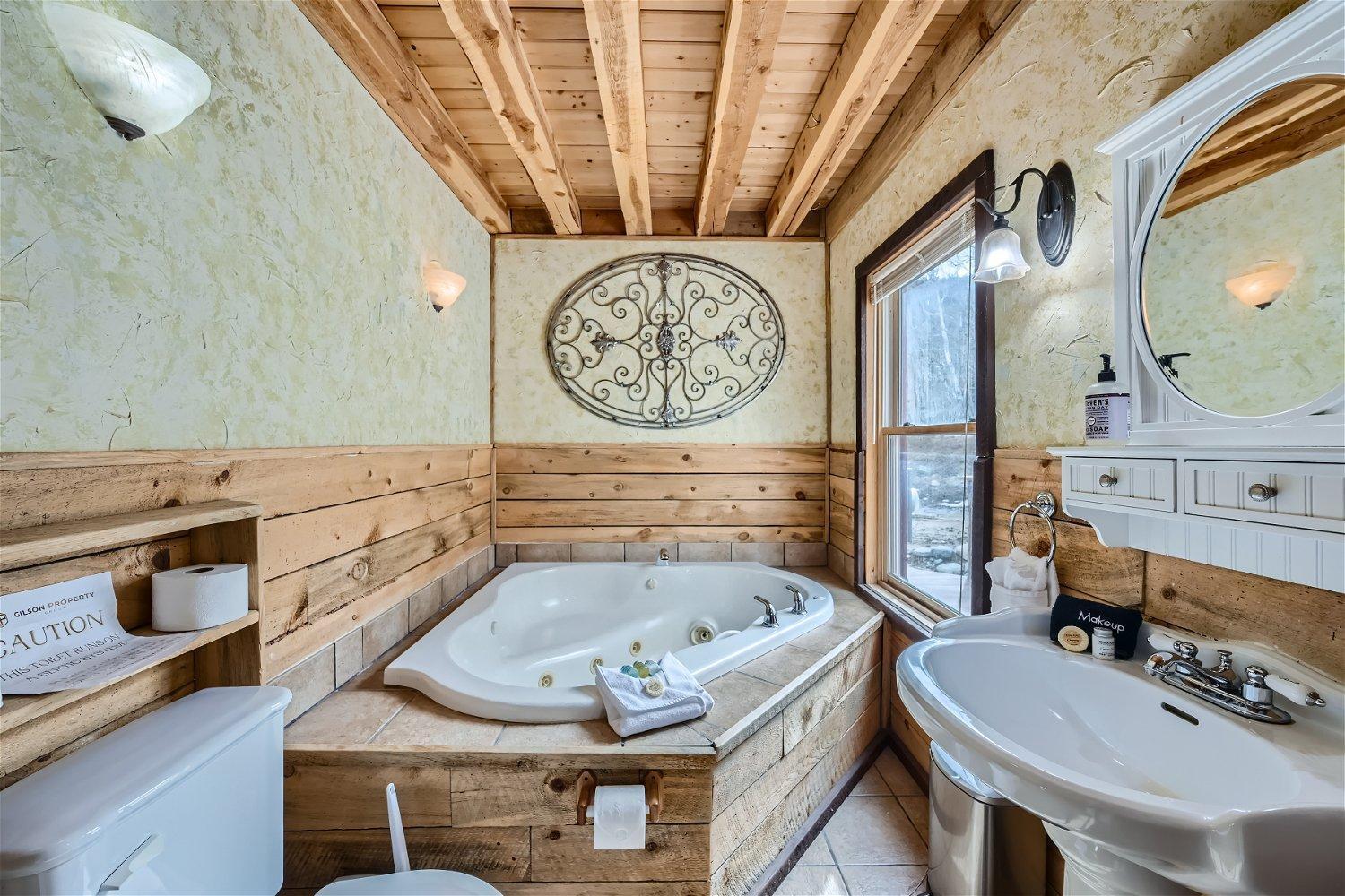 Holiday home Hot Tub Soaks & Arcade Lights - Fireplace At A Modern Alpine Retreat & Starlink With Dedicated Workstation Alma