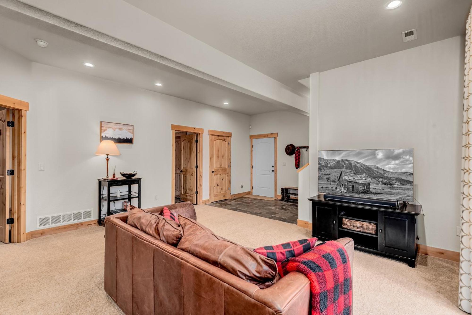 Holiday home Views! Luxury Mountain - Saltwater Hottub, Firepit, Bbq- Close To Trails, Red Rocks *