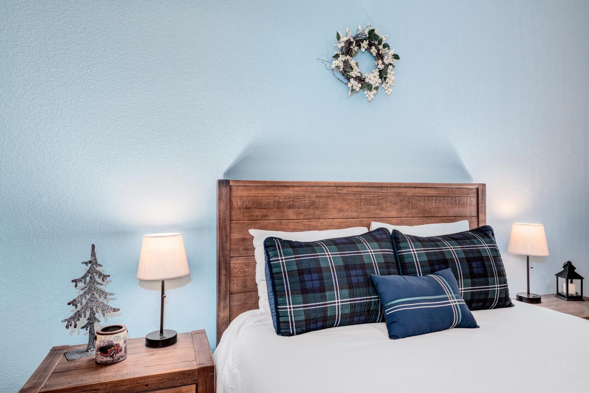 Views! Luxury Mountain - Saltwater Hottub, Firepit, Bbq- Close To Trails, Red Rocks Holiday home