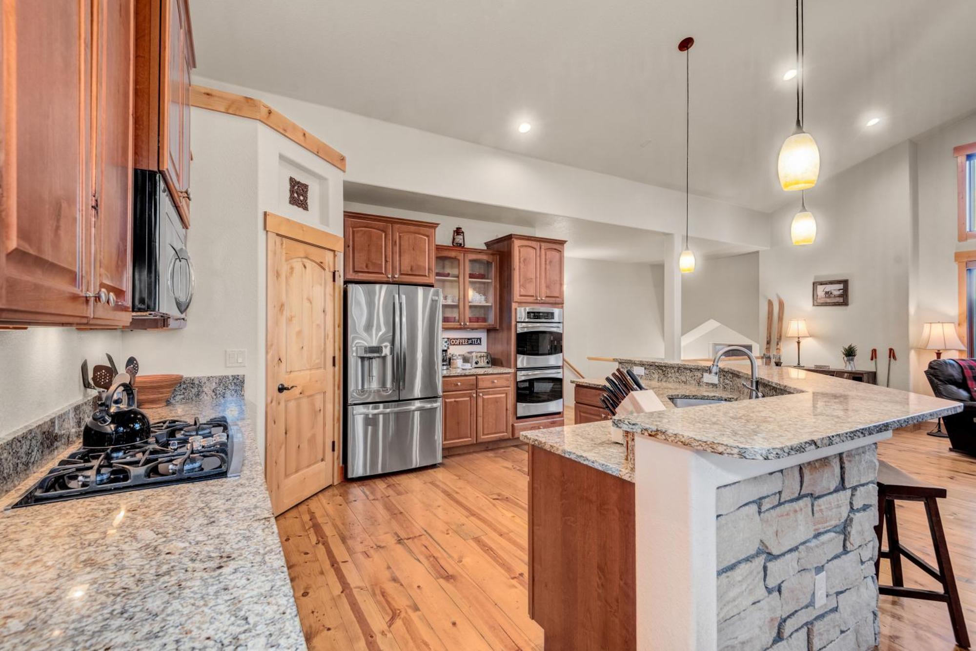 Views! Luxury Mountain - Saltwater Hottub, Firepit, Bbq- Close To Trails, Red Rocks