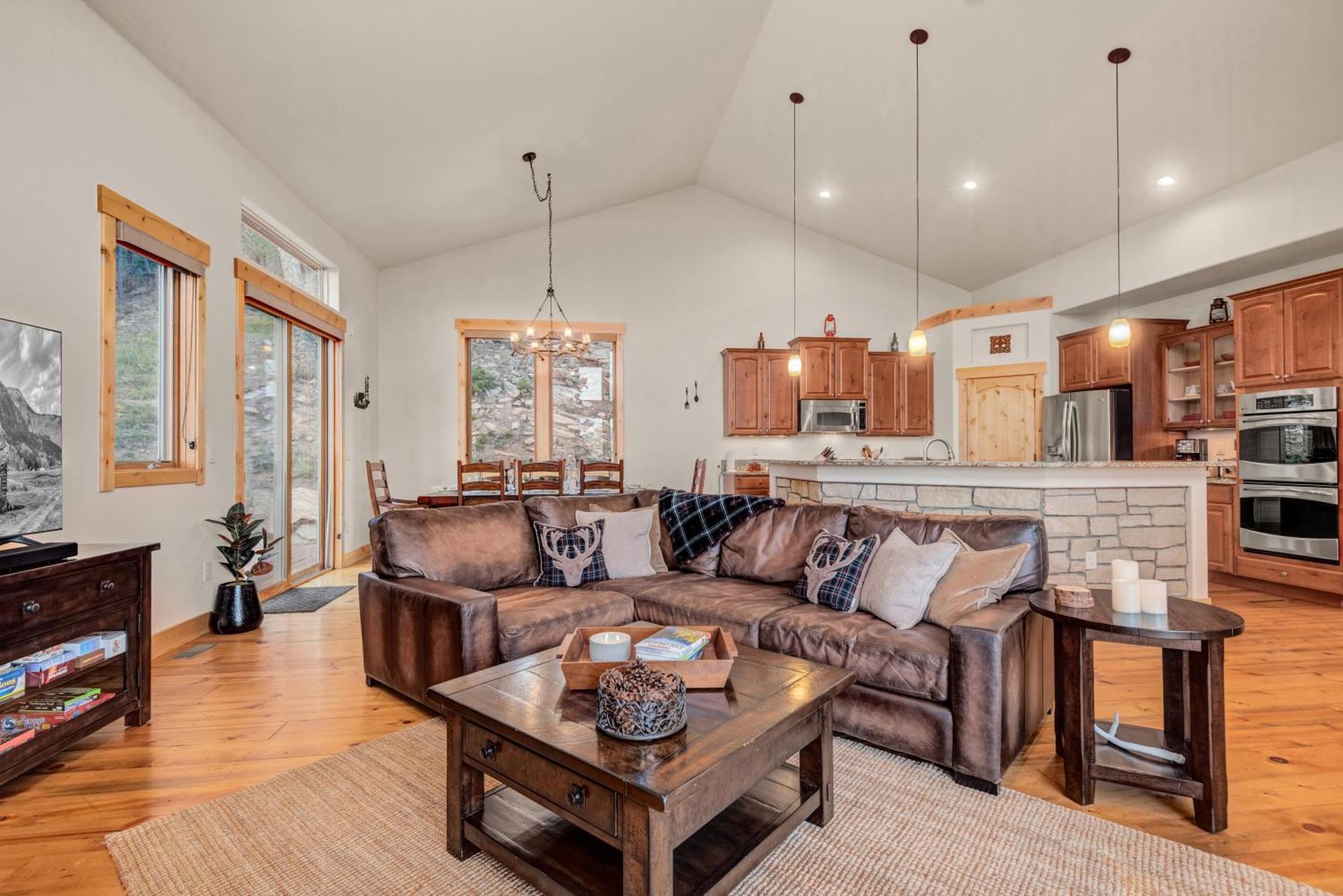 Views! Luxury Mountain - Saltwater Hottub, Firepit, Bbq- Close To Trails, Red Rocks