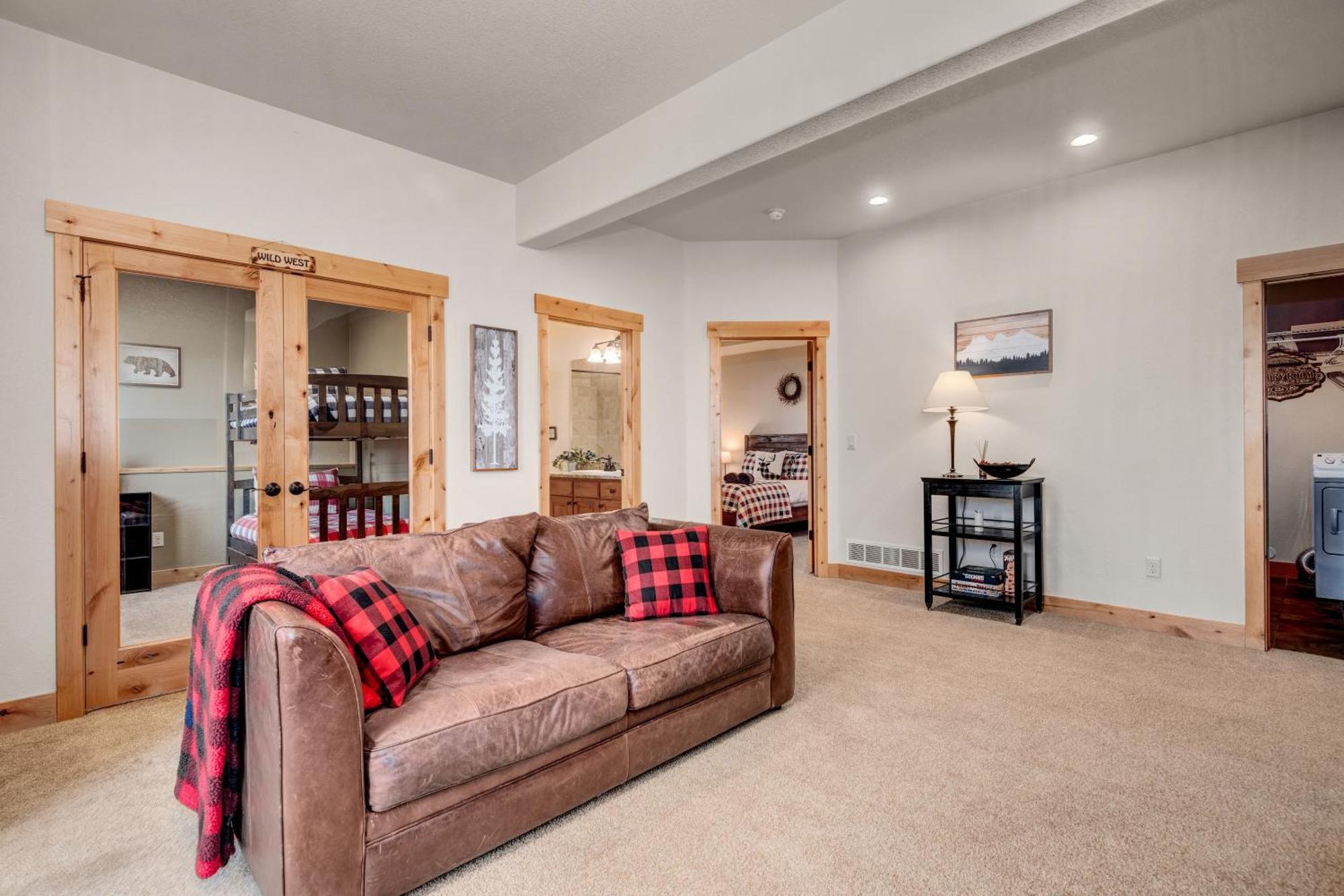 Views! Luxury Mountain - Saltwater Hottub, Firepit, Bbq- Close To Trails, Red Rocks Holiday home