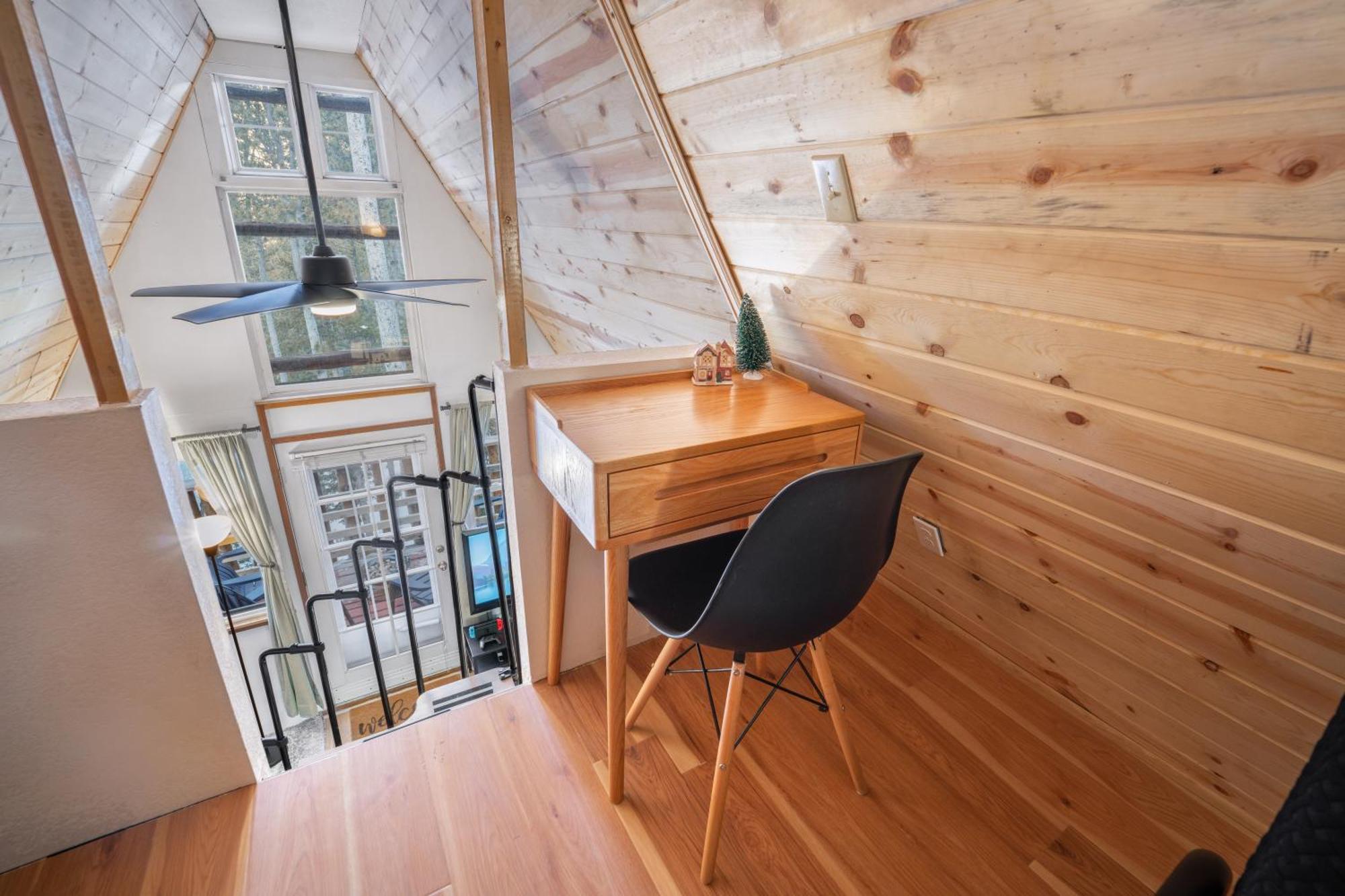 A-frame - Mountain Views, Deck, Pet Friendly *
