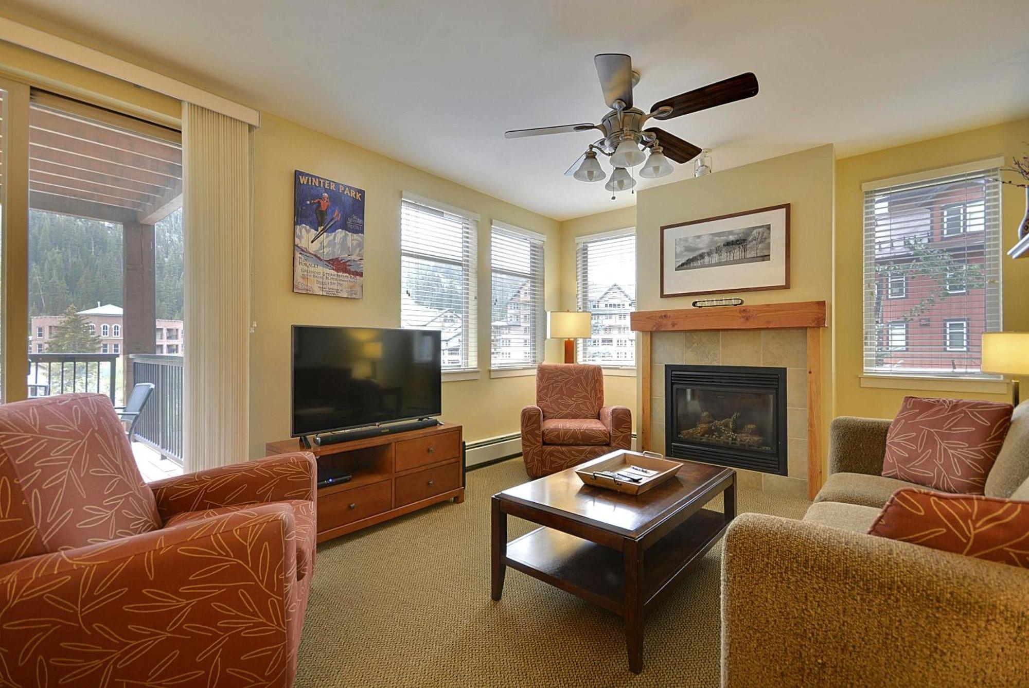 Ski-out Luxury Condo: Mountain Views & Hot Tub Retreat Holiday home