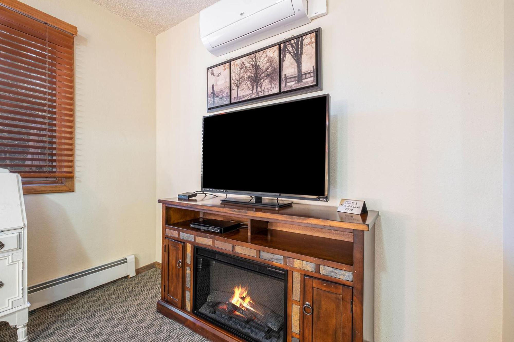 Hotel Boulder Brook On Fall River 3*